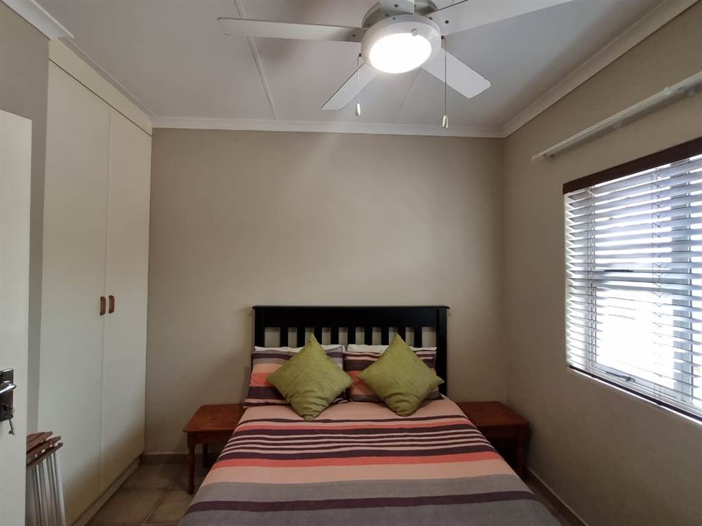 2 Bed House in Scottburgh Central photo number 9