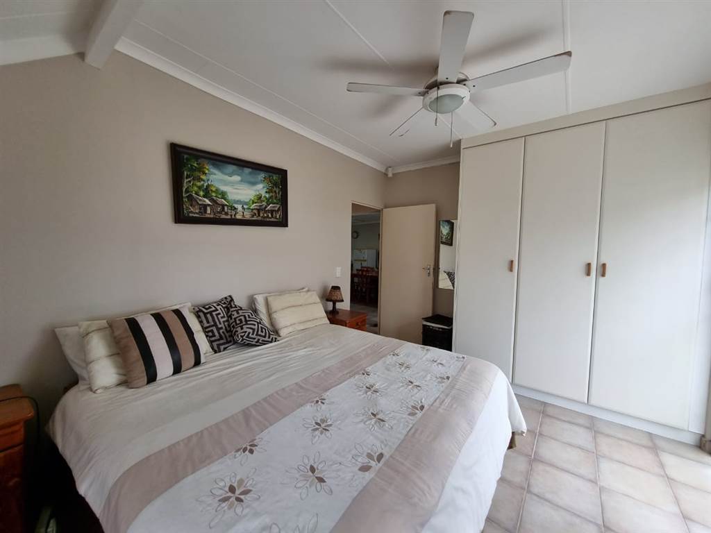 2 Bed House in Scottburgh Central photo number 4