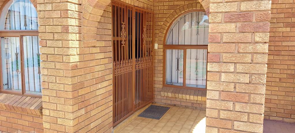 3 Bed House in Spruit View photo number 5