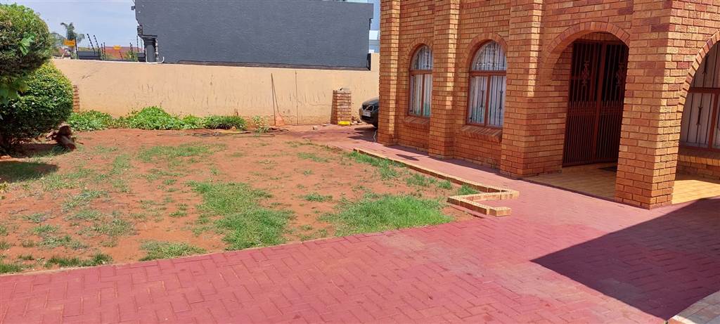 3 Bed House in Spruit View photo number 4