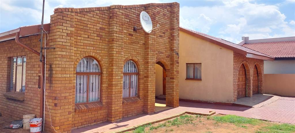 3 Bed House in Spruit View photo number 3