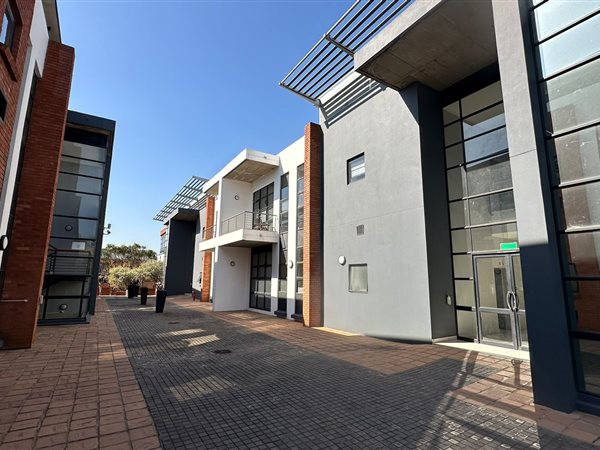 152  m² Commercial space in Highveld