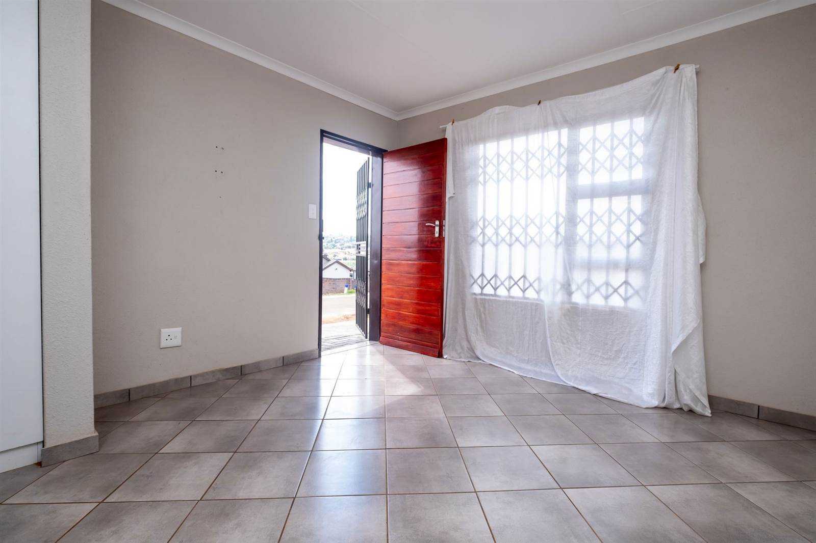 4 Bed House in Roodepoort Central photo number 4