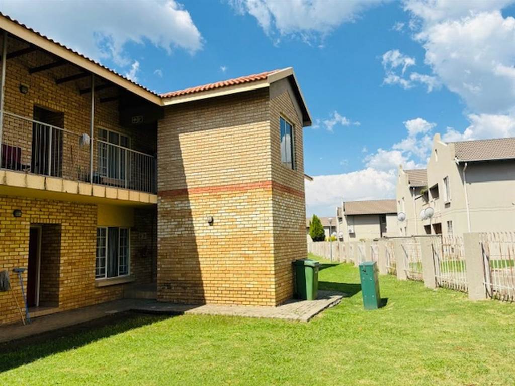 2 Bed Apartment in Waterval East photo number 18