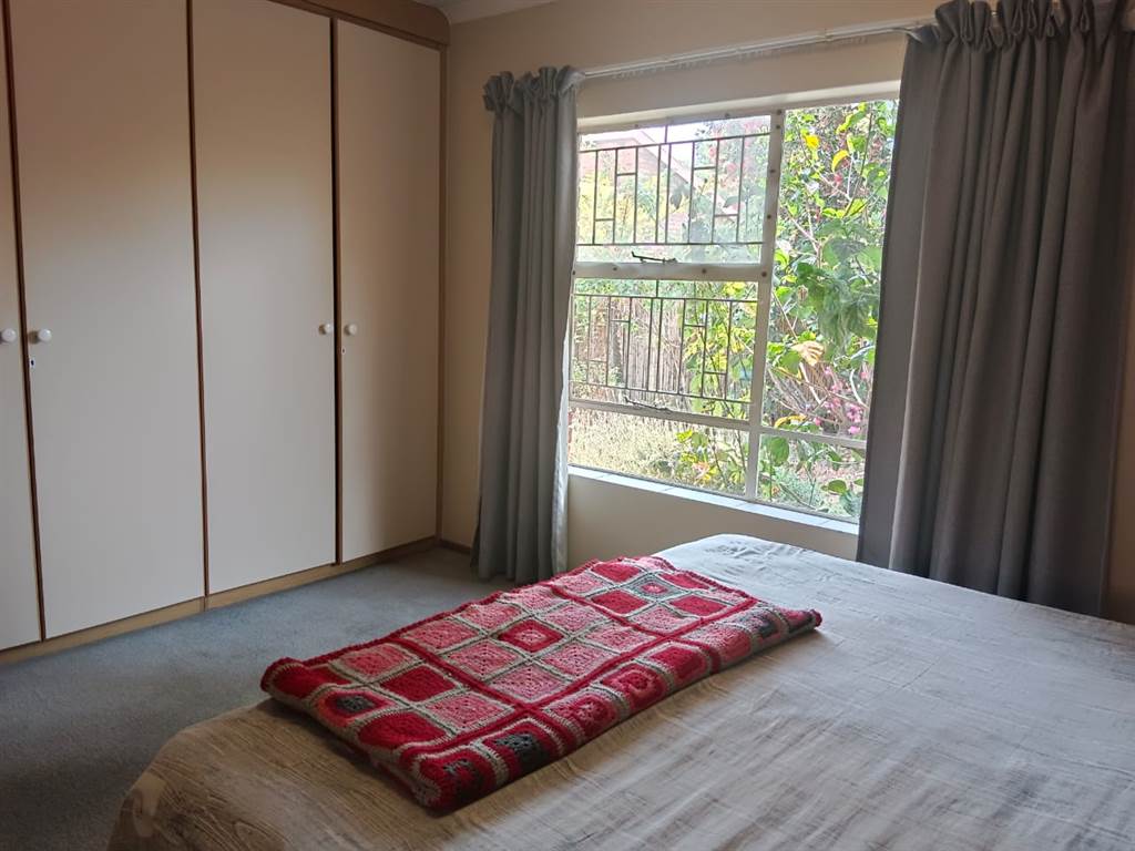 3 Bed Simplex in Croydon photo number 8