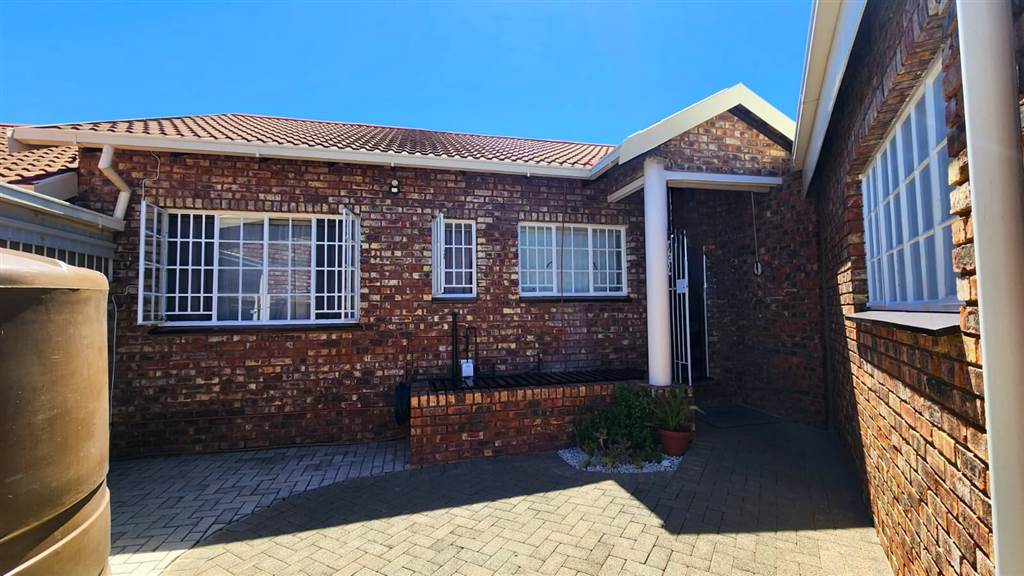 3 Bed Townhouse in Uitsig photo number 1