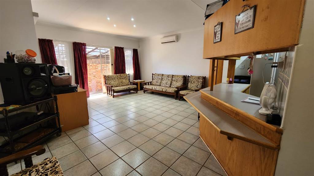 3 Bed Townhouse in Uitsig photo number 4