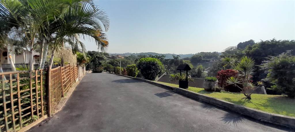 2 Bed Townhouse in Amanzimtoti photo number 17