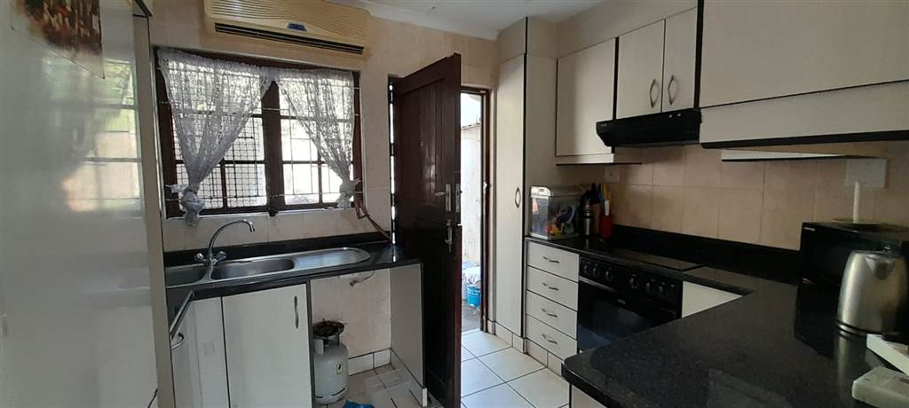2 Bed Townhouse in Amanzimtoti photo number 4