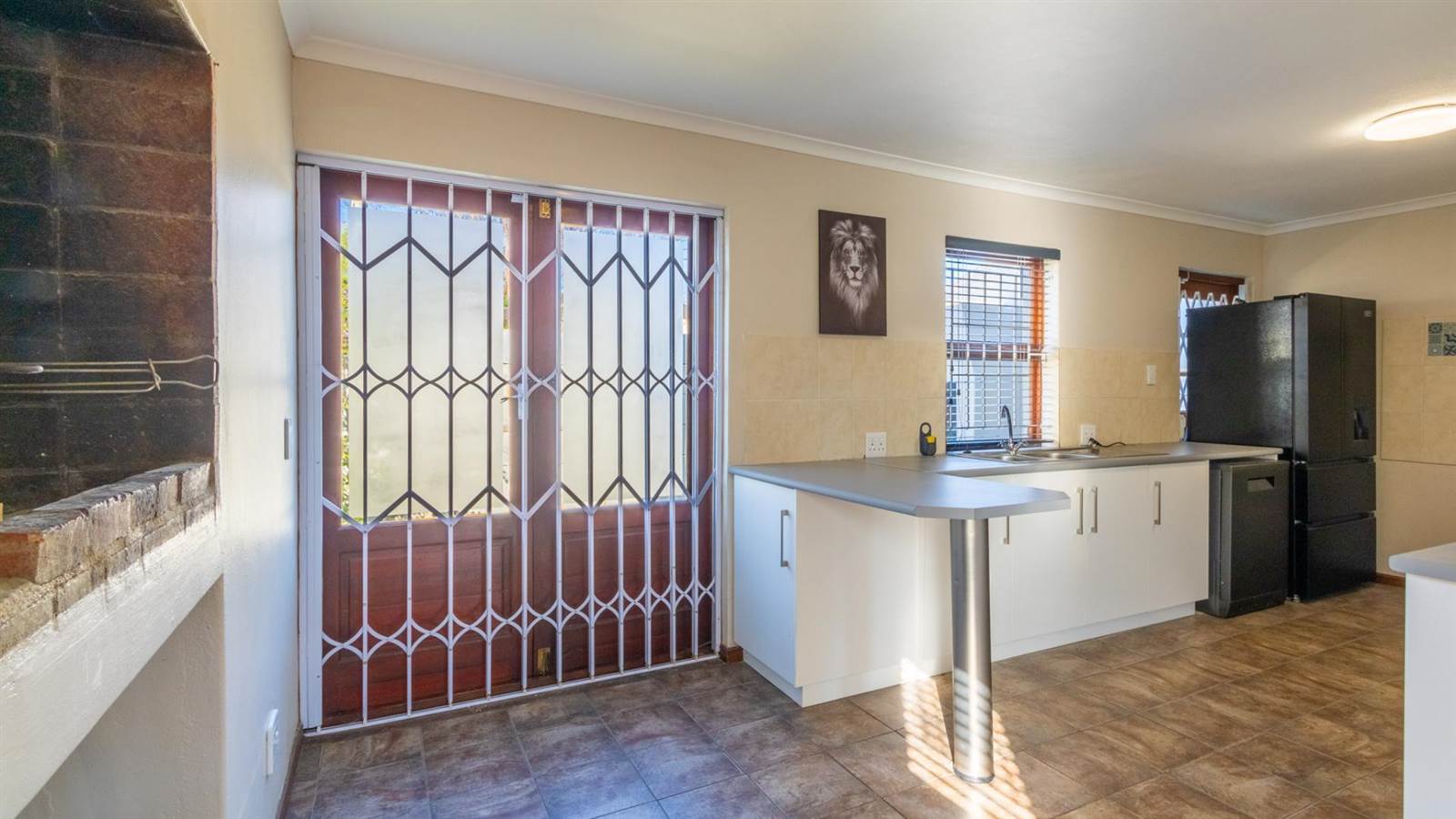 3 Bed Townhouse in Paarl Central East photo number 5