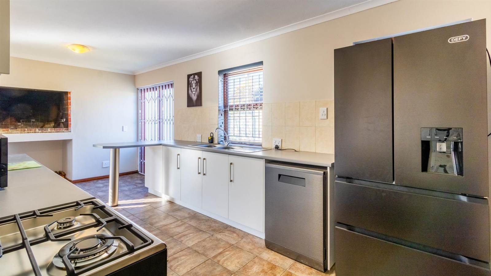 3 Bed Townhouse in Paarl Central East photo number 8