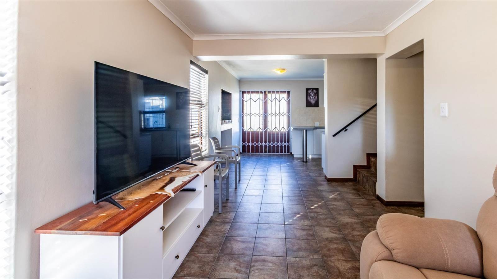 3 Bed Townhouse in Paarl Central East photo number 3