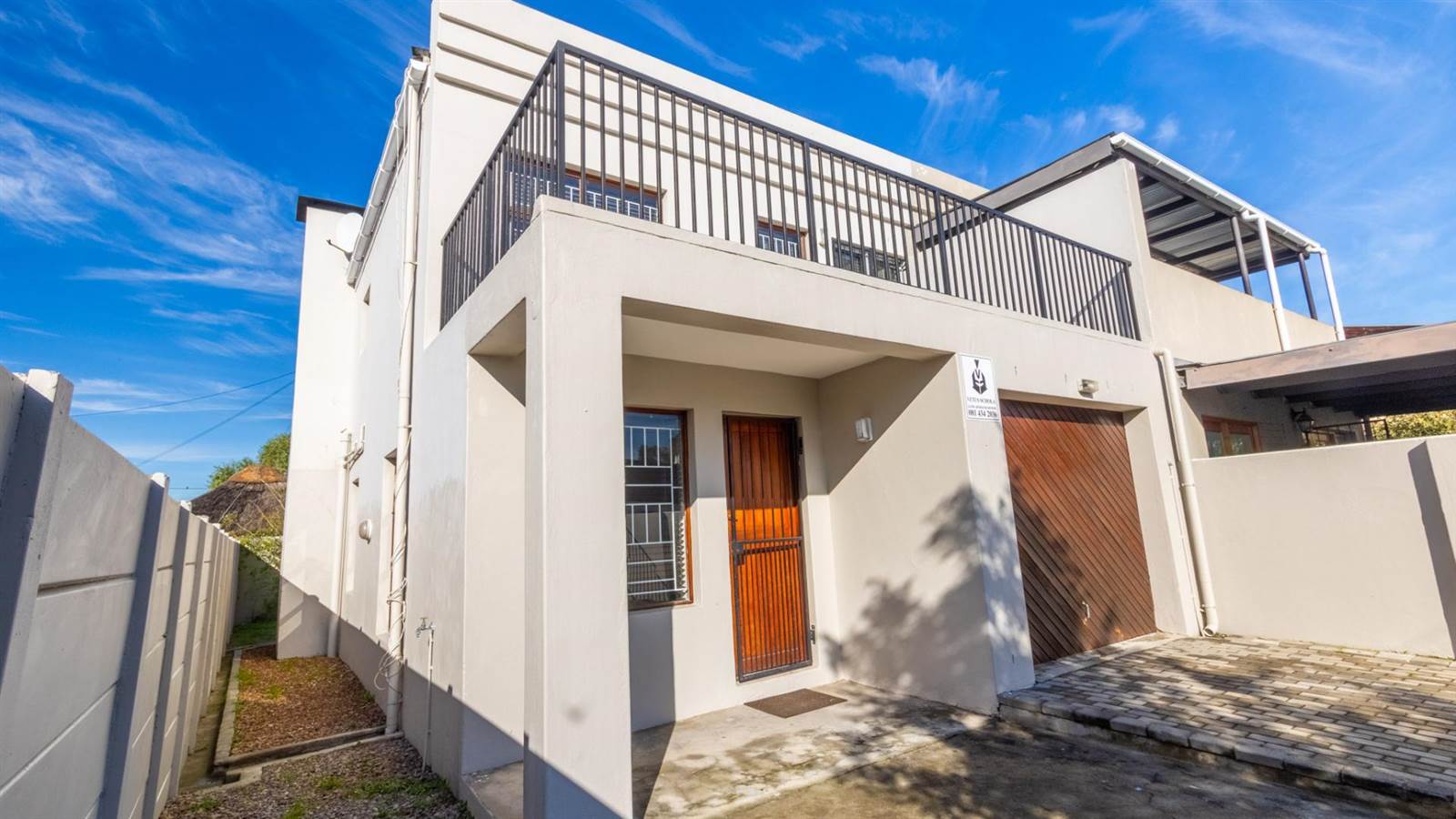 3 Bed Townhouse in Paarl Central East photo number 2