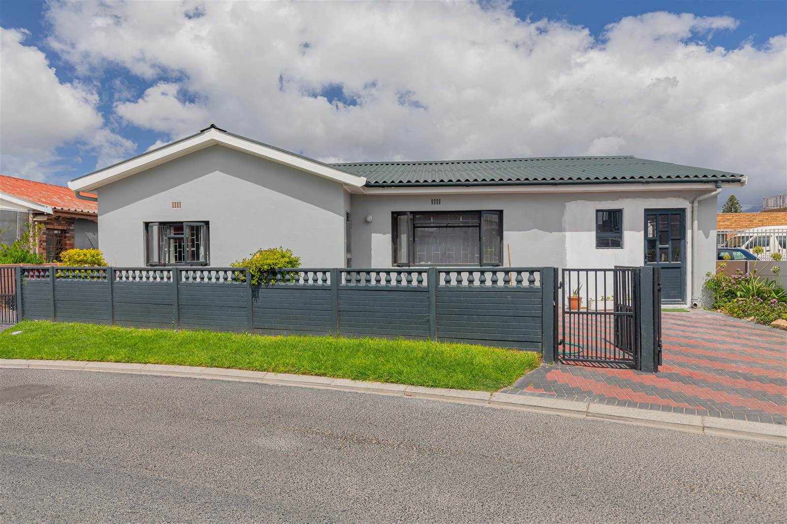 4 Bed House in Grassy Park photo number 28