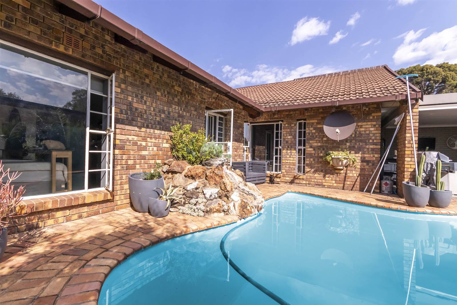 3 Bed Townhouse in Lonehill photo number 25
