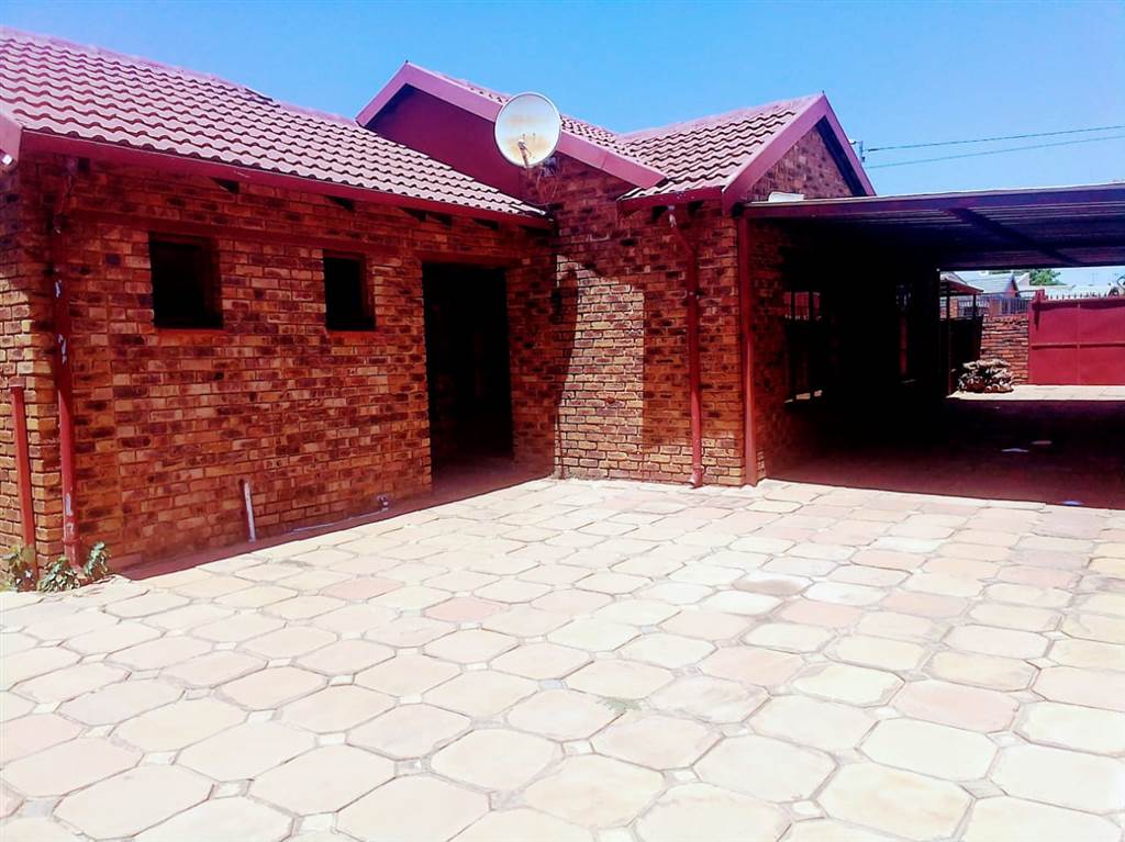4 Bed House in Mahube Valley photo number 3