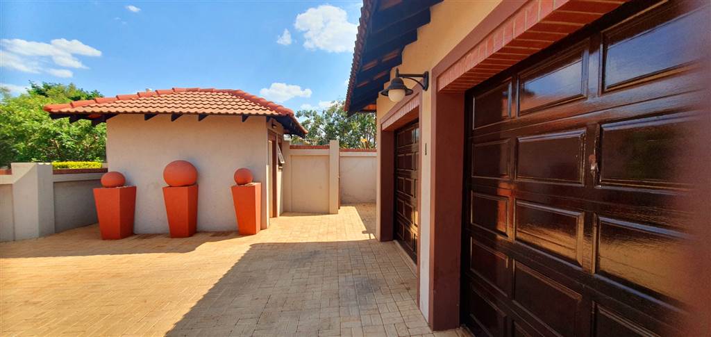 3 Bed Townhouse in Mookgophong (Naboomspruit) photo number 3