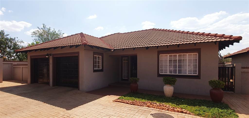 3 Bed Townhouse in Mookgophong (Naboomspruit) photo number 2