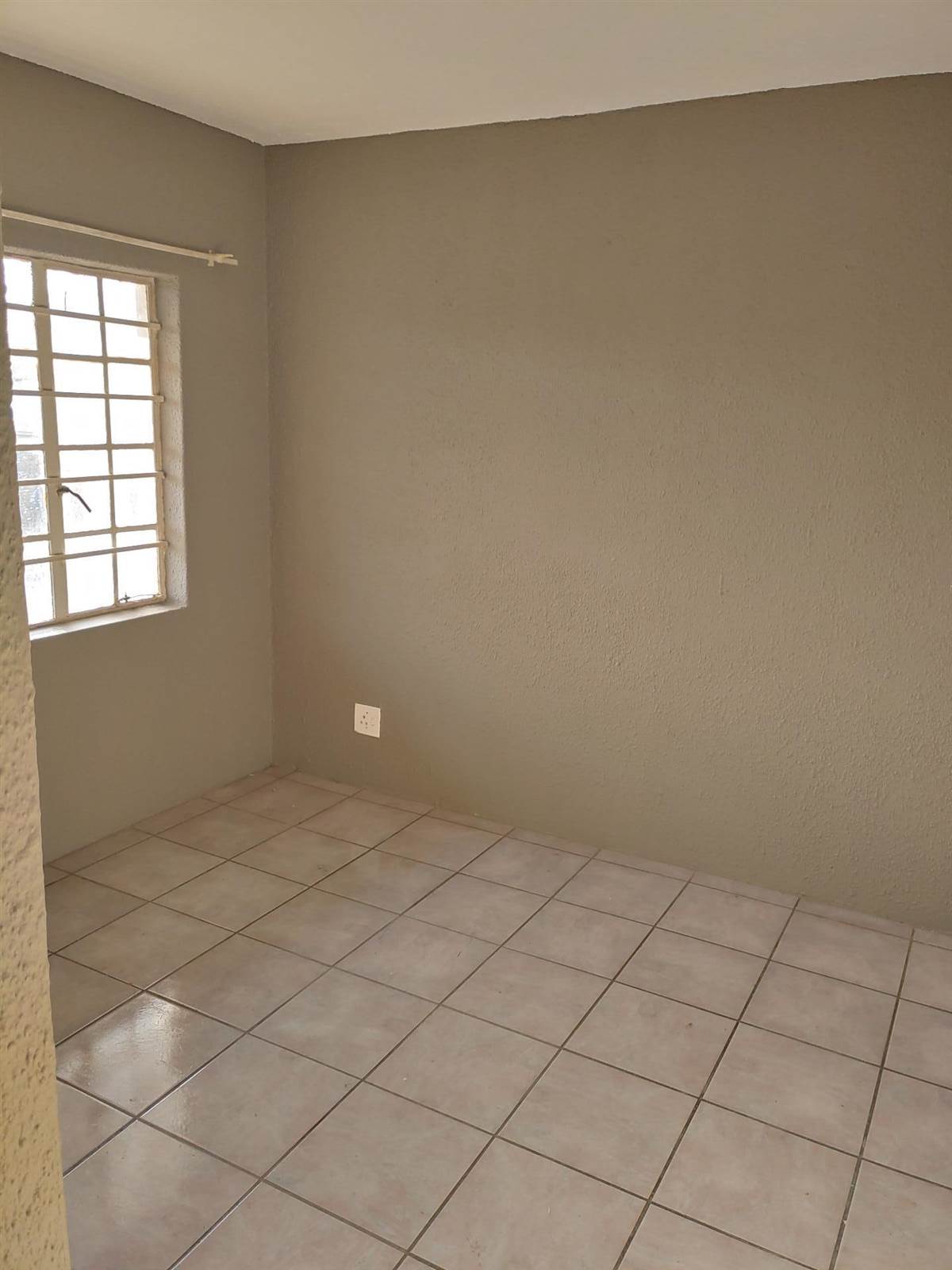 2 Bed Apartment in Krugersdorp West photo number 4