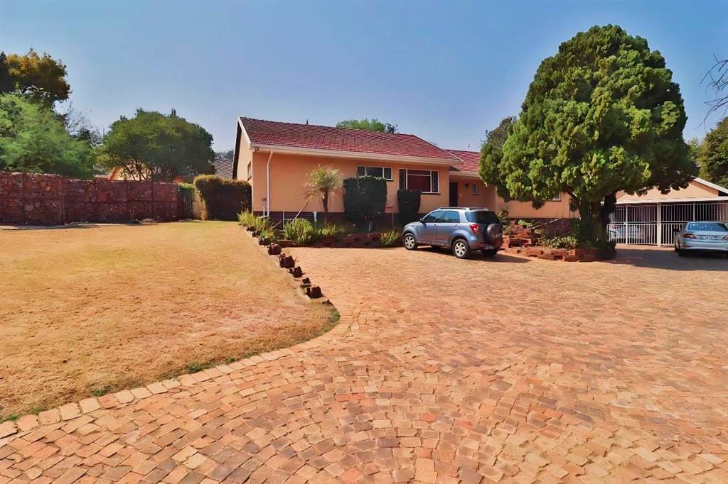 4 Bed House in Meredale photo number 10