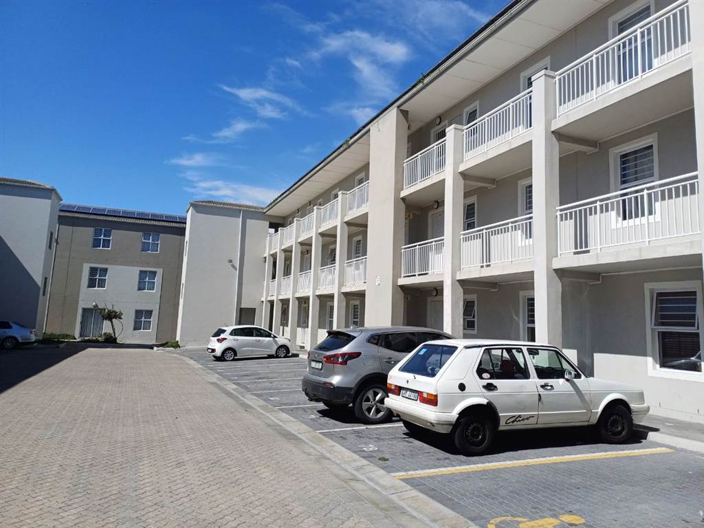2 Bed Apartment in Eersterivier South photo number 3