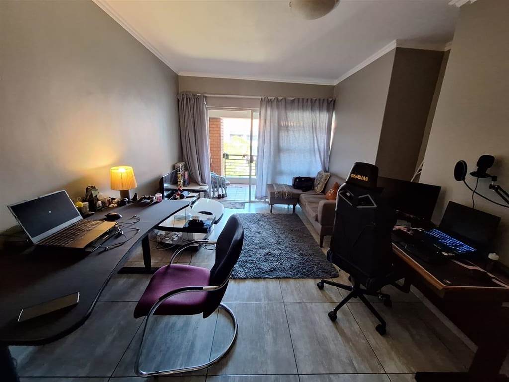 2 Bed Apartment in Menlyn photo number 2