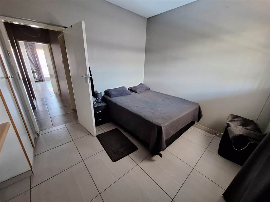 2 Bed Apartment in Menlyn photo number 12