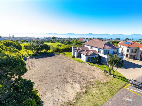 677 m² Land available in Mossel Bay Golf Estate