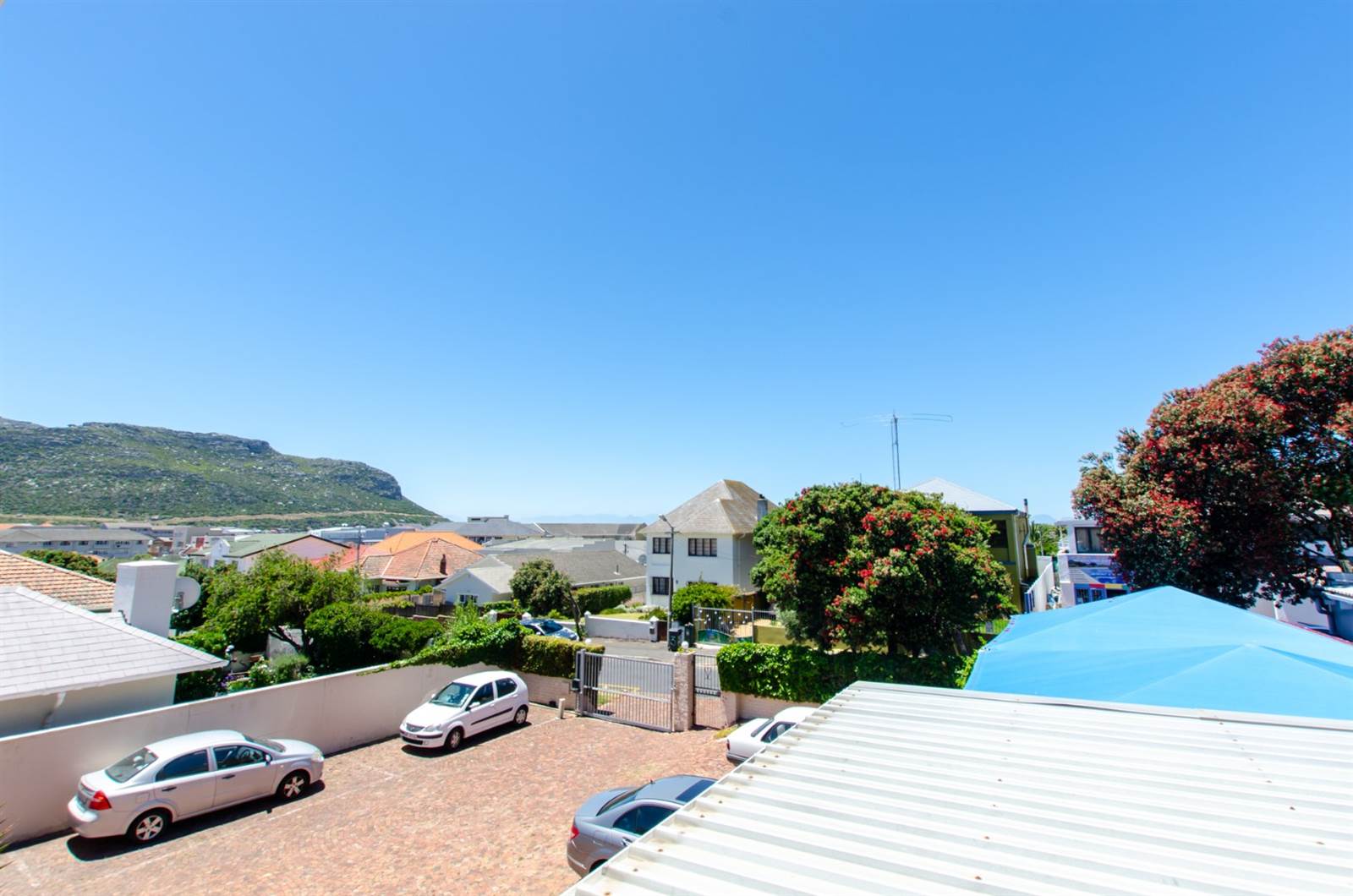 1 Bed Apartment in Fish Hoek photo number 5