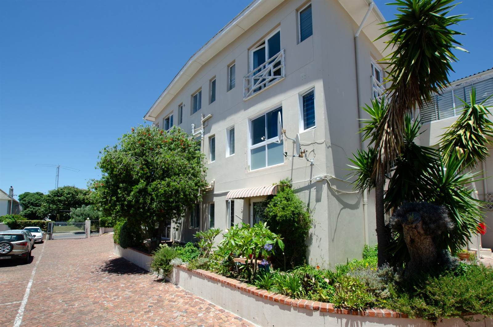 1 Bed Apartment in Fish Hoek photo number 3