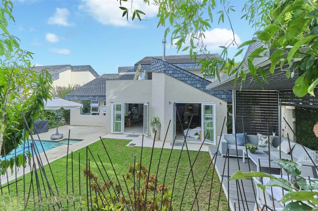5 Bed Cluster in Dainfern Golf Estate photo number 2