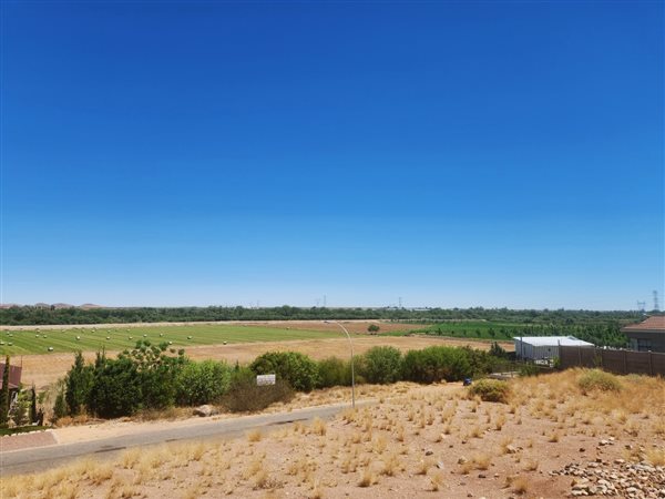 945 m² Land available in Keidebees