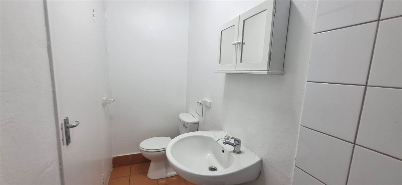 1 Bed Apartment in Greenside photo number 6
