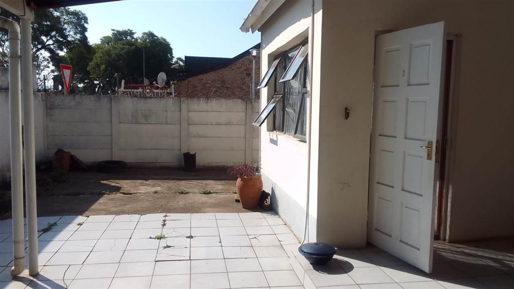 10 Bed House in Pietermaritzburg Central photo number 5