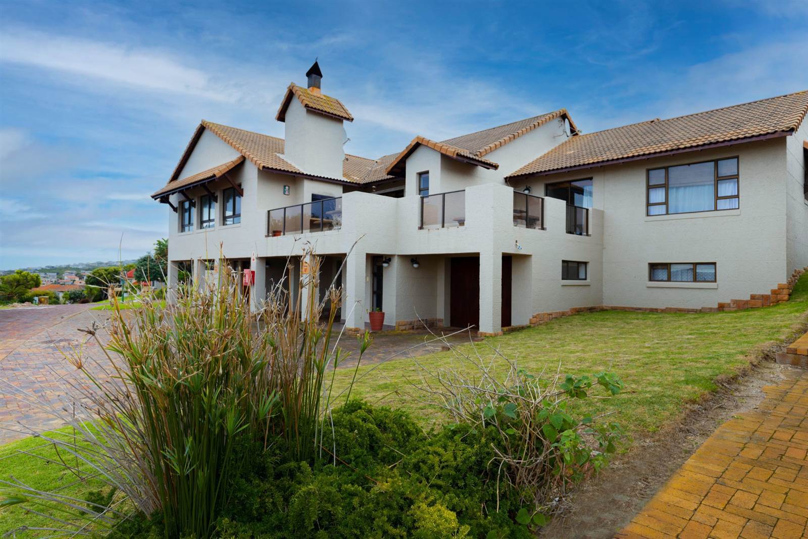 3 Bed Townhouse in Mossel Bay Golf Estate photo number 2