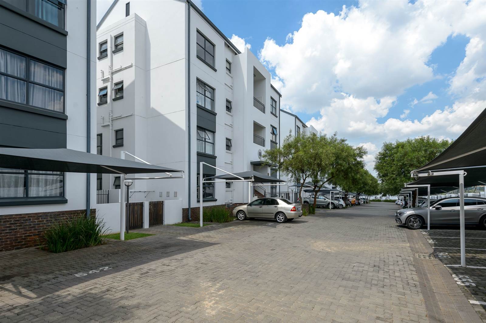 3 Bed Apartment in Greenstone Hill photo number 2