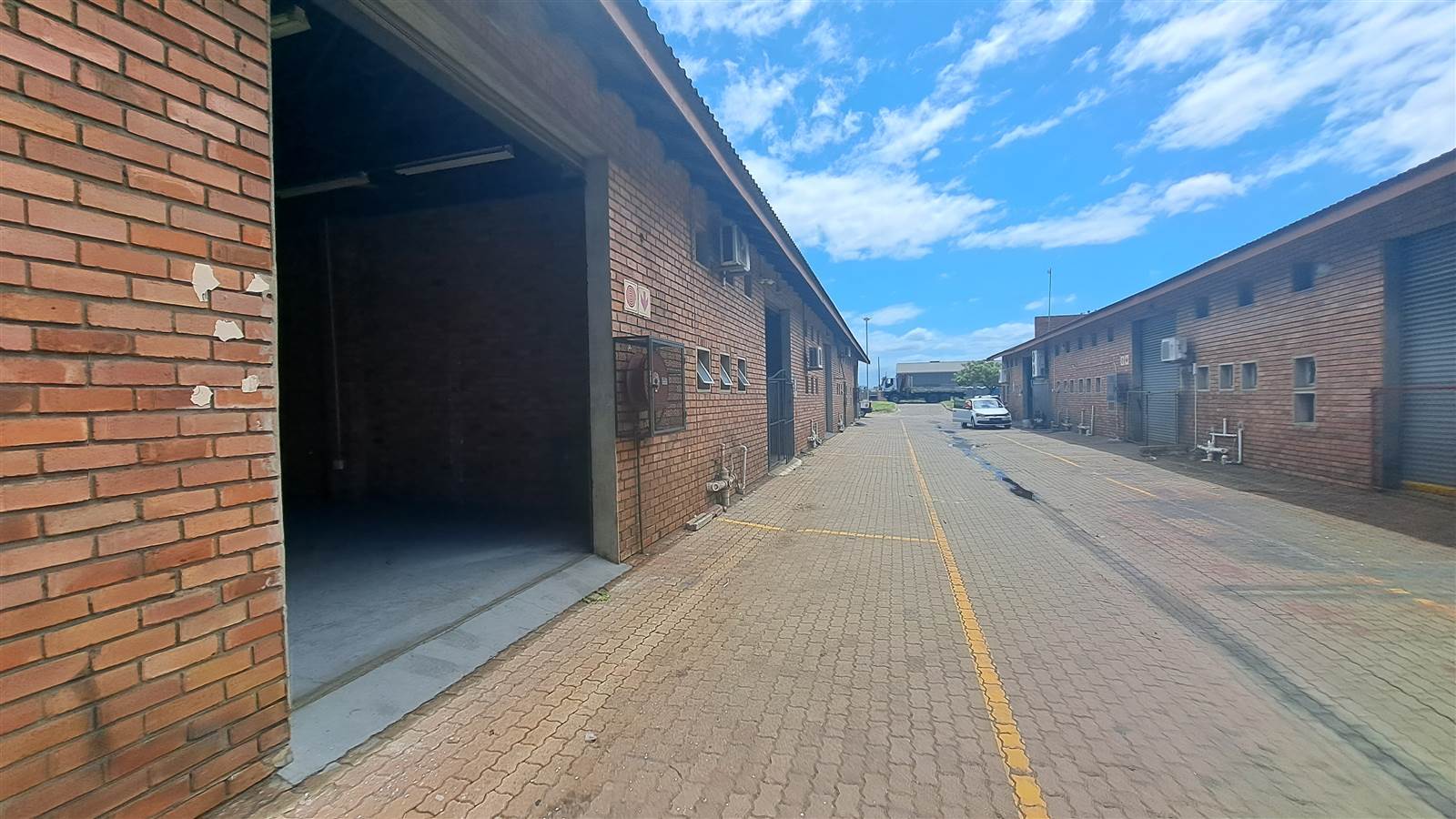 100  m² Industrial space in Alton photo number 3