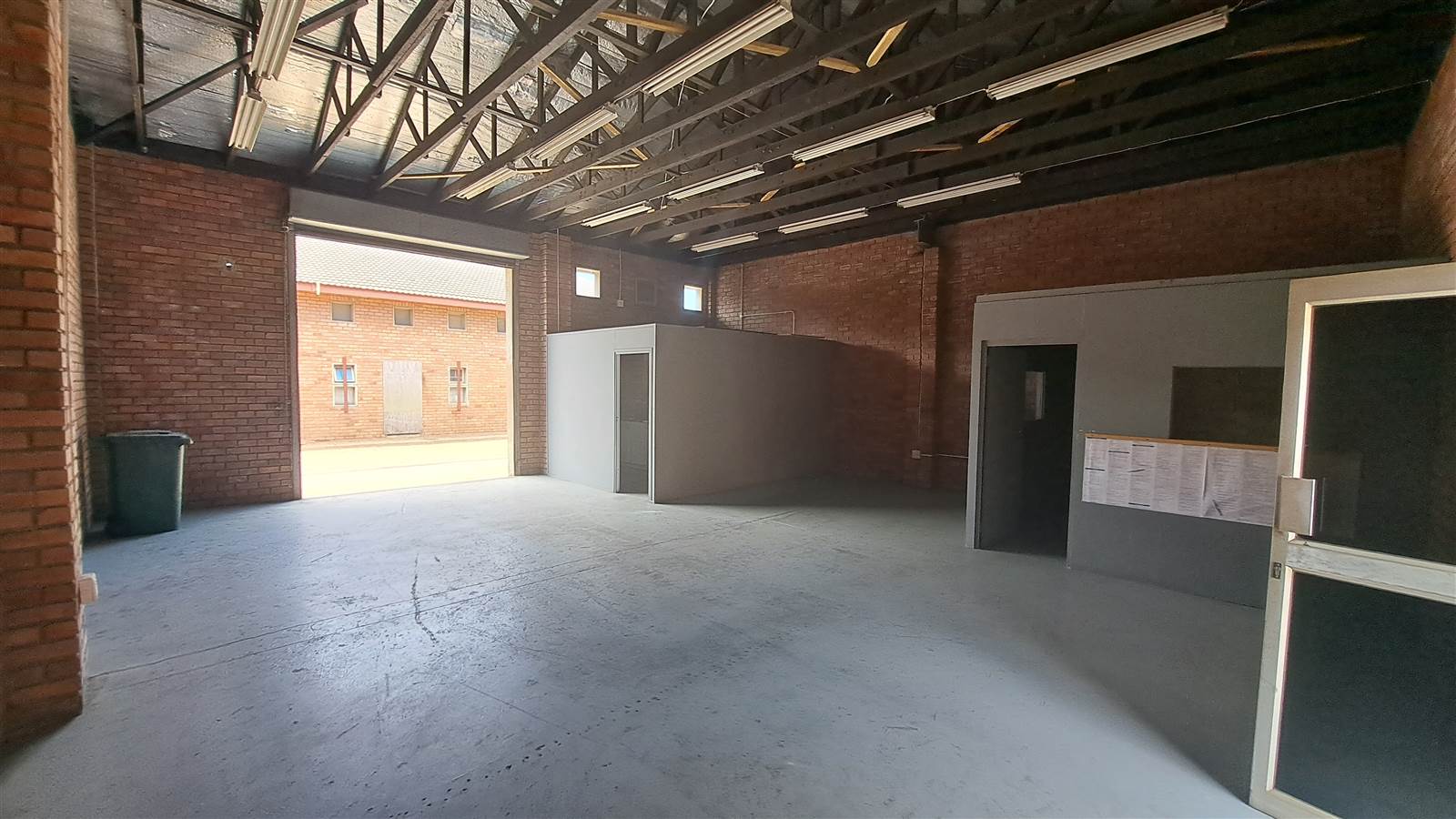 100  m² Industrial space in Alton photo number 1
