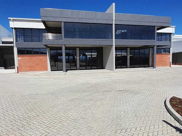 870  m² Commercial space