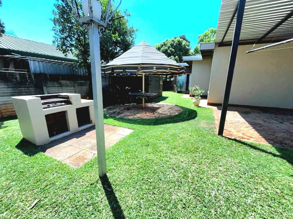 5 Bed House in Pretoria North photo number 3