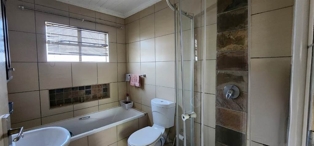 2 Bed Flat in Witbank Central photo number 10