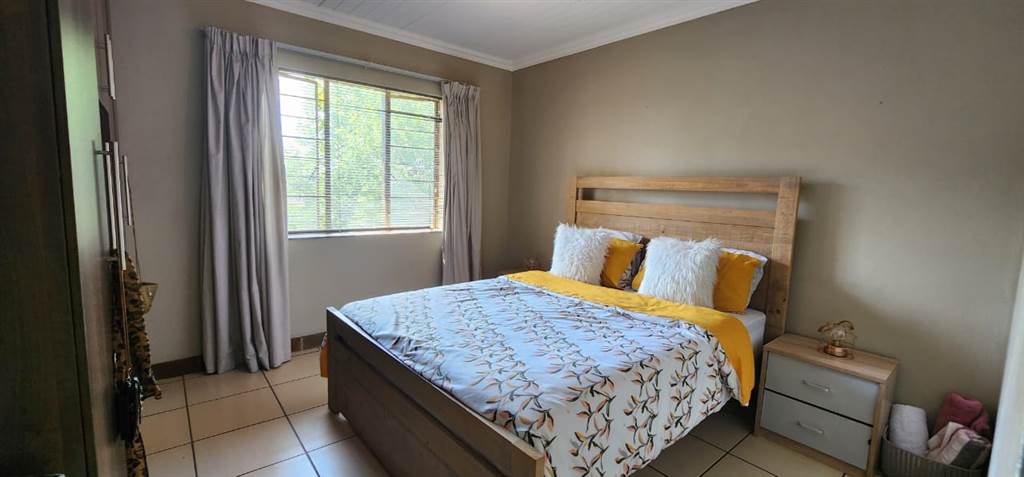 2 Bed Flat in Witbank Central photo number 17