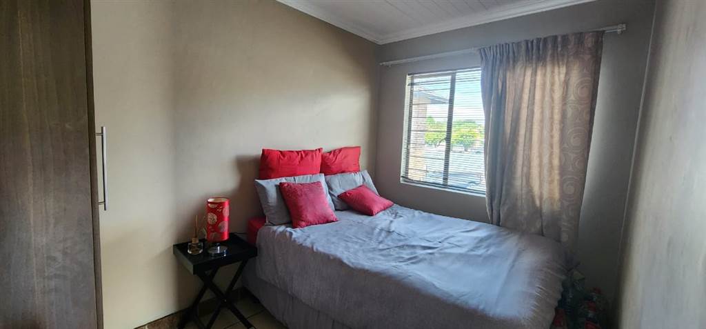 2 Bed Flat in Witbank Central photo number 15