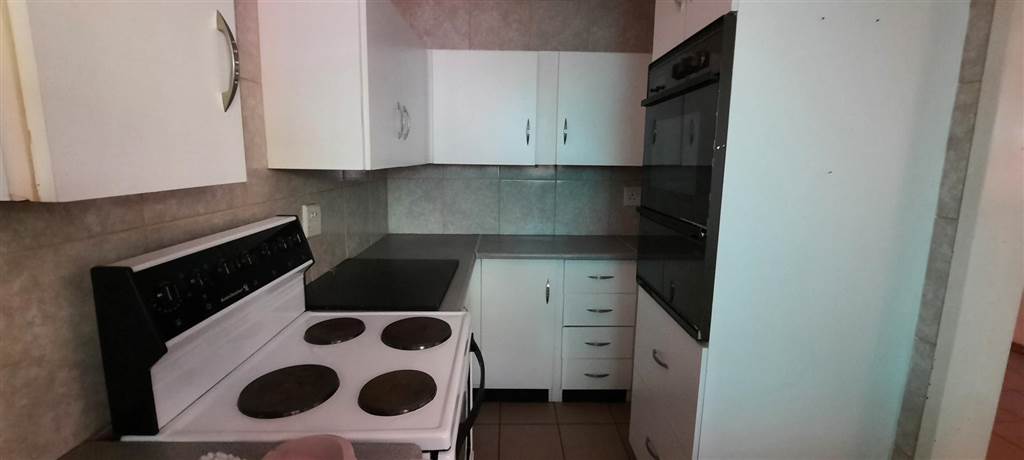 2 Bed Townhouse in Pretoria North photo number 5