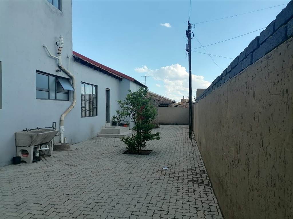 4 Bed House in Katlehong photo number 3