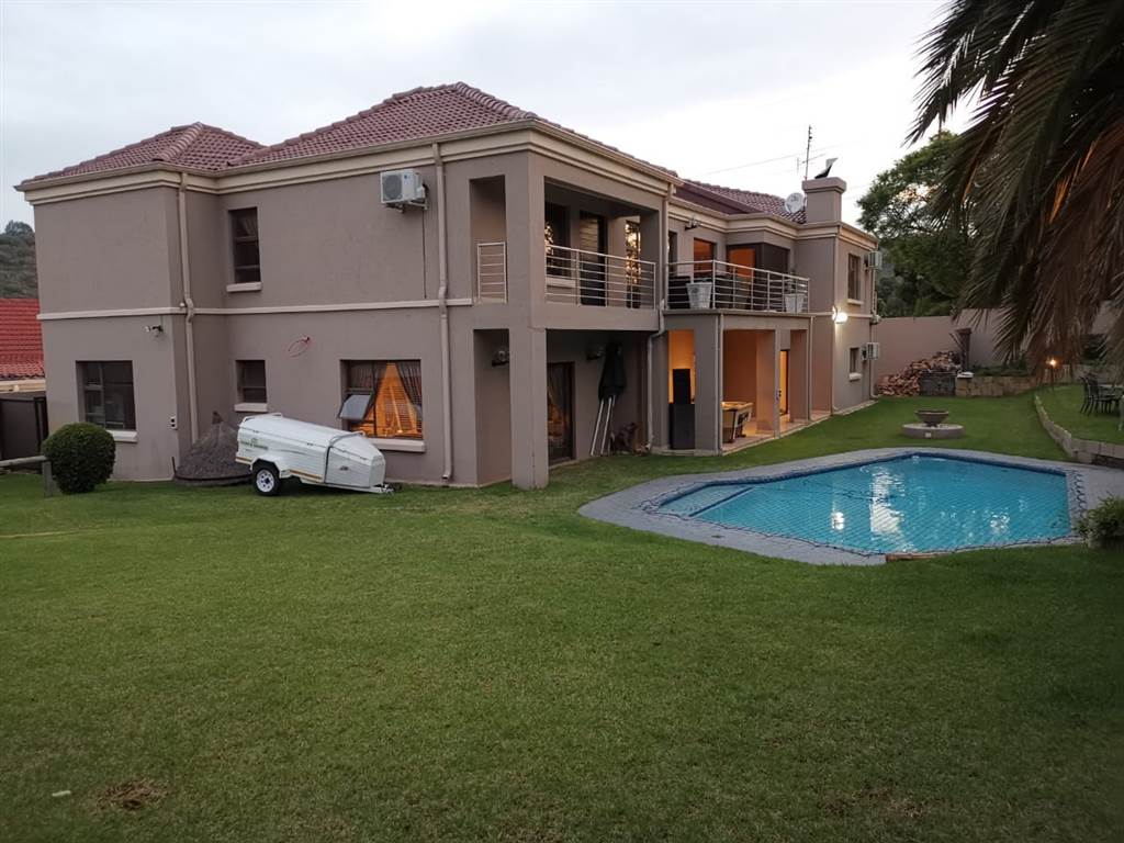 6 Bed House in Meredale photo number 2