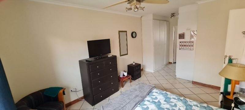 3 Bed Townhouse in Glen Marais photo number 7