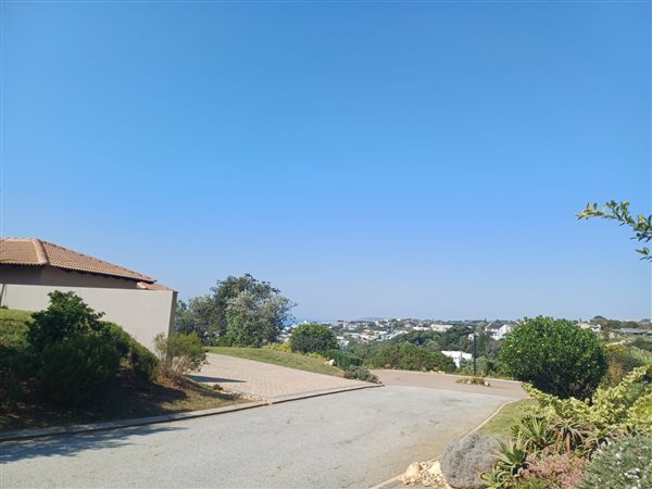 1 030 m² Land