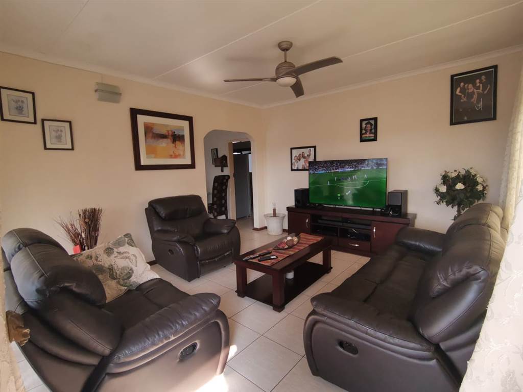 3 Bed House in Empangeni photo number 2