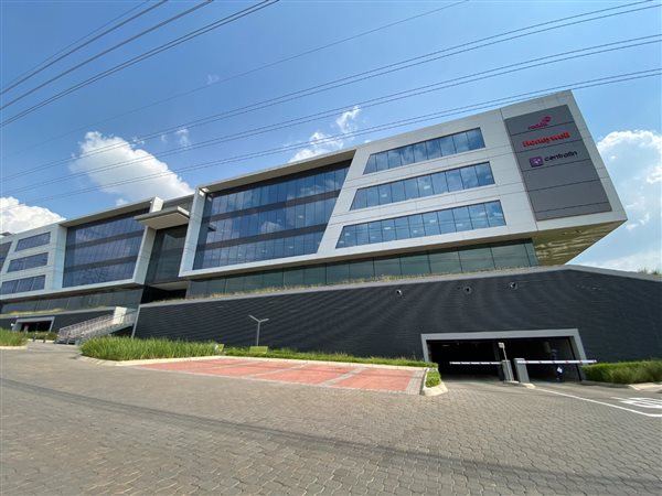 527  m² Office Space in Waterfall Estate